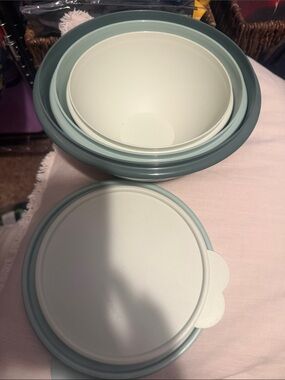 Tupperware Wonderlier bowl set incomplete Mixing Bowls with Lids -